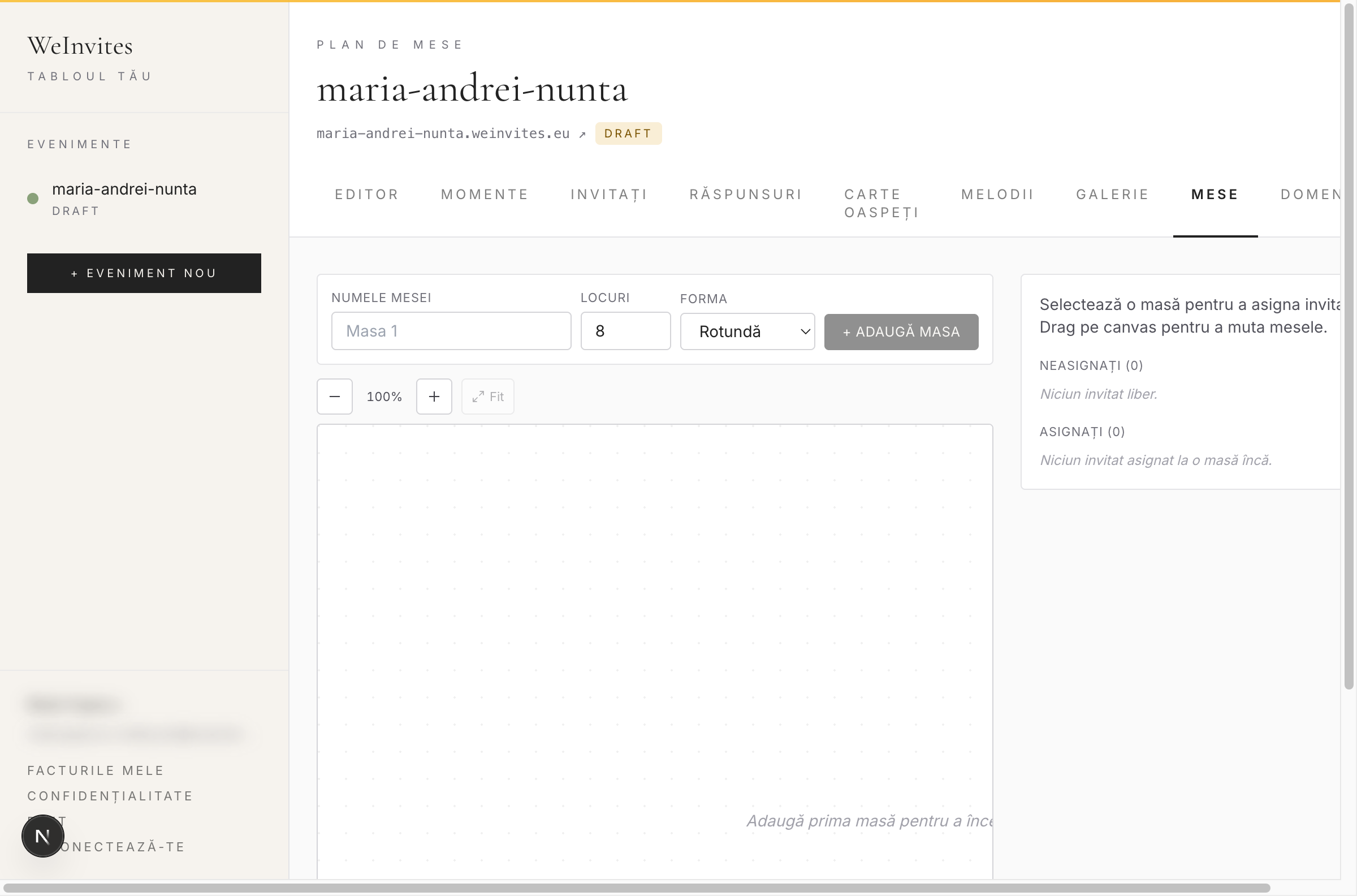 Editorul de seating: canvas mare cu mese plasate (rotunde, pătrate, dreptunghiulare), sidebar lateral cu lista de invitați neasignați, toolbar cu controale de zoom + adăugare masă.